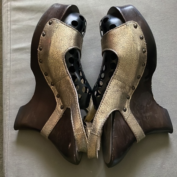 RUSTIC 💛💛GOLD🤎🤎 WOODEN PLATFORM with BRONZE STUDS….SANDALS! - Picture 3 of 8
